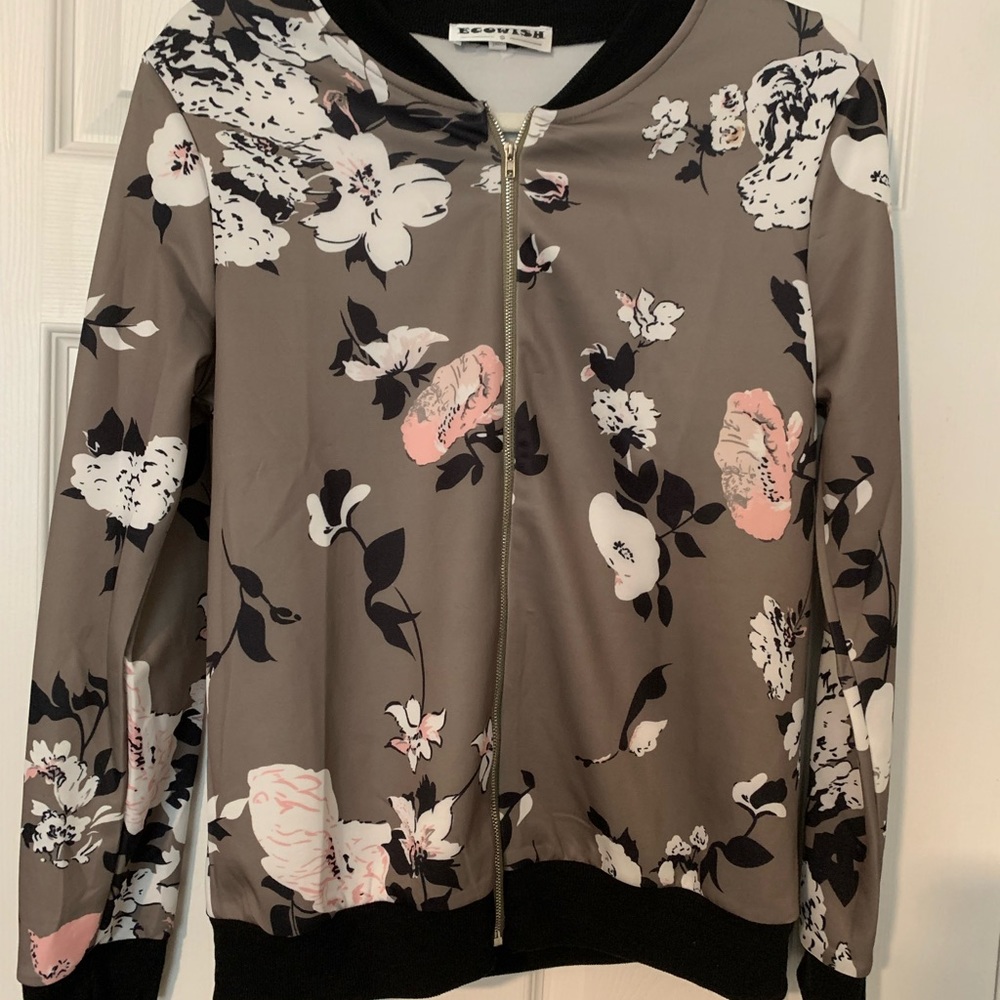 . Size sm, olive color with floral print. Black sleeve cuffs & waistband!